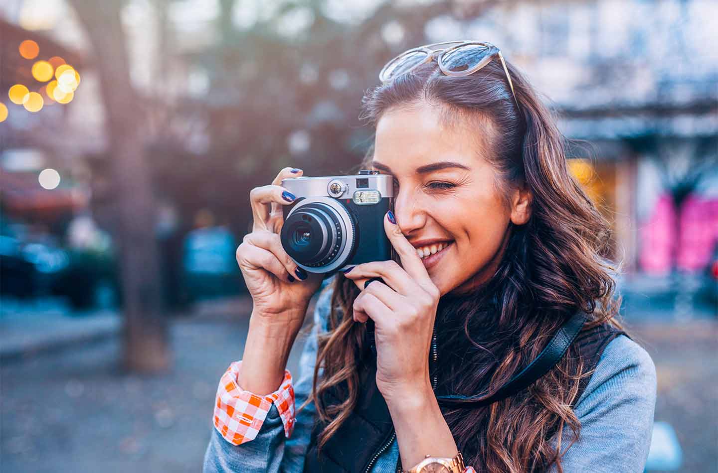Freizeitaktivität Fotografieren: Mädchen mit Kamera