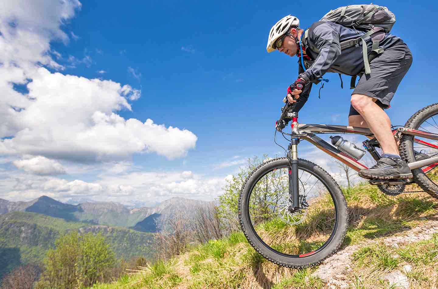 Extremsport Downhill: Biker am Berg