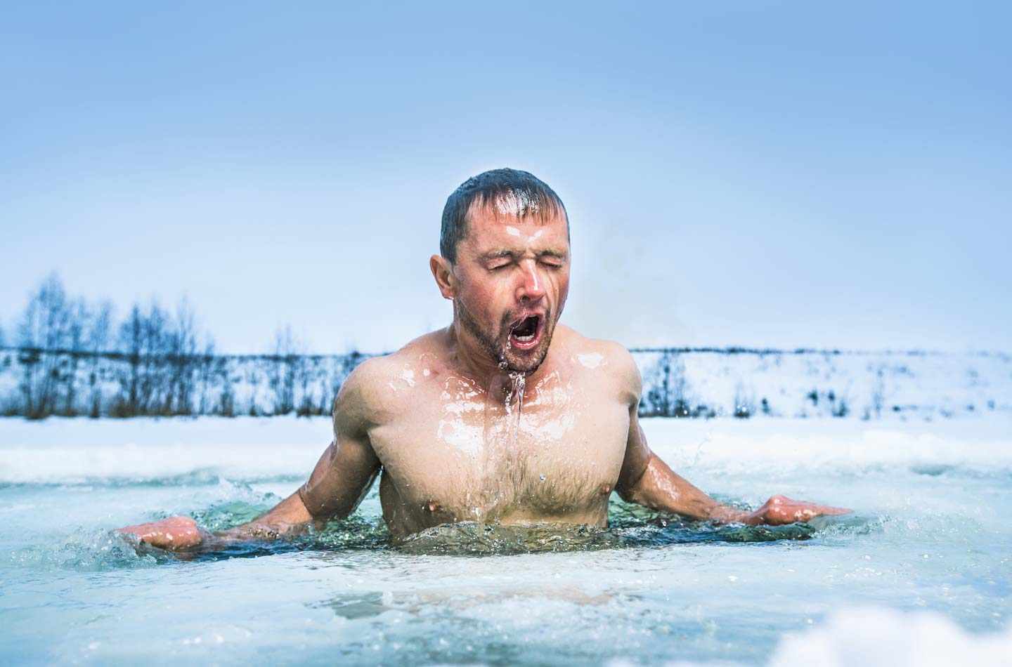 Extremsport Eisbaden: Mann im Eiswasser
