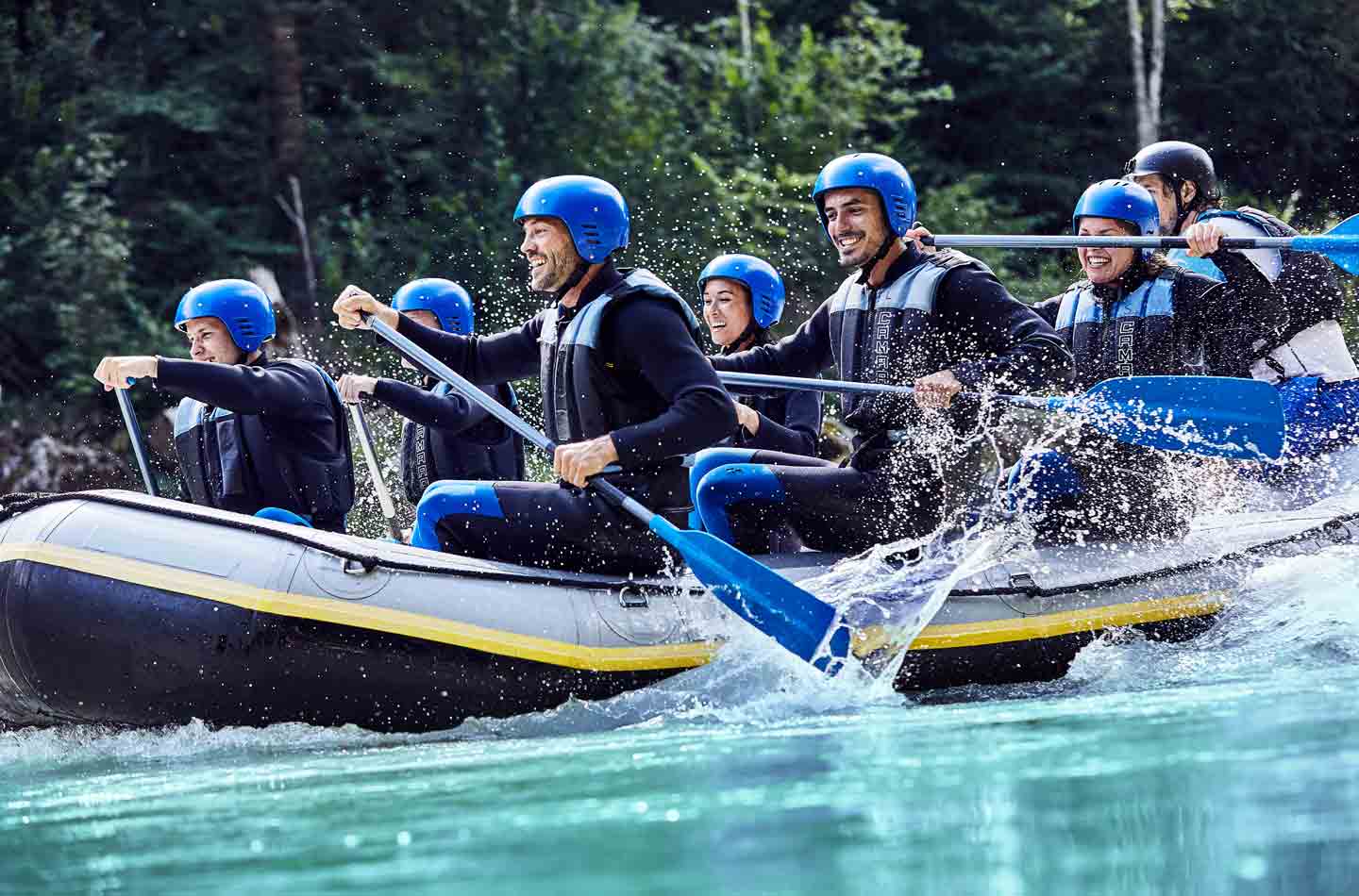 Extremsport Rafting: Gruppe im Boot
