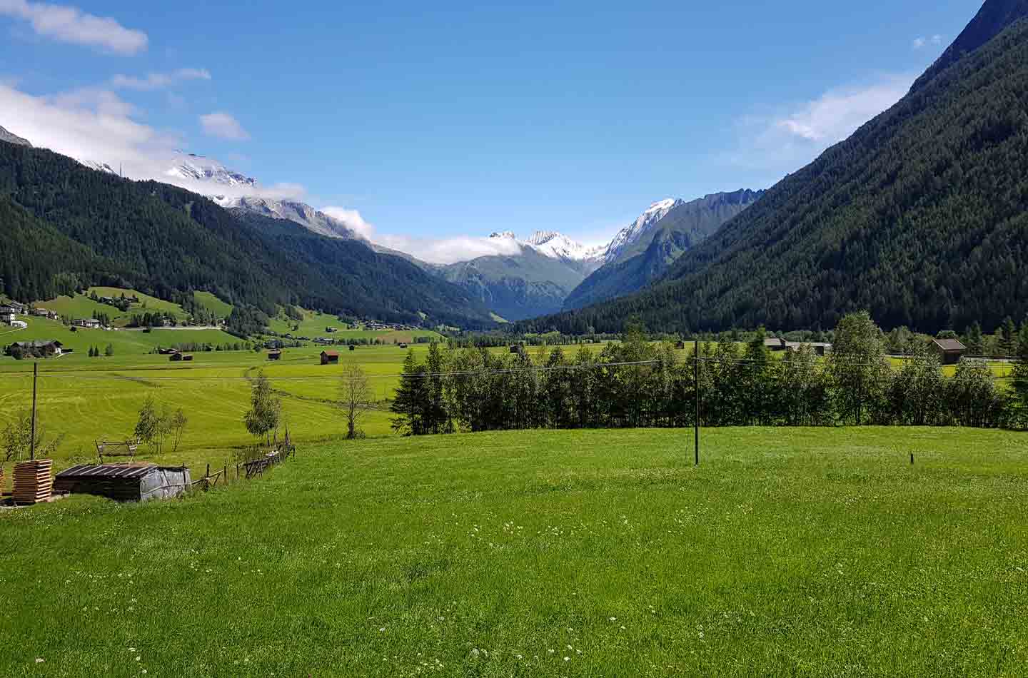Alpenüberquerung - Blick auf die Landschaft mit Bergen im Hintergrund
