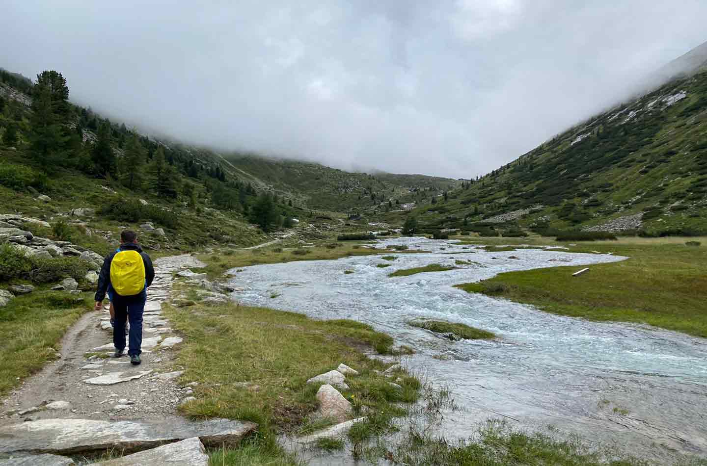 Alpenüberquerung - Wanderweg am Fluss