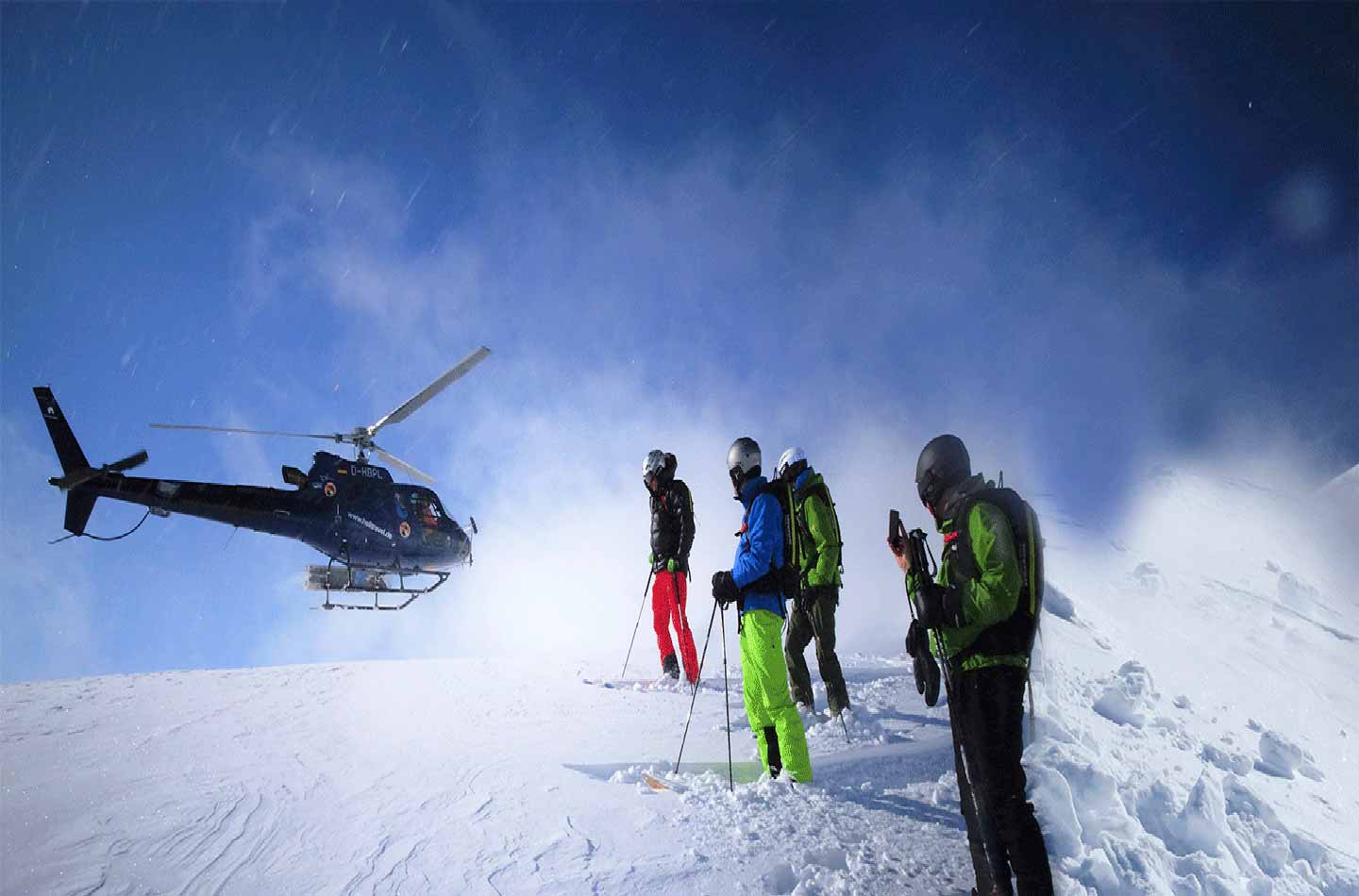 Actionreiche Winteraktivitäten: Skifahrer gerade abgesetzt vom Helikopter