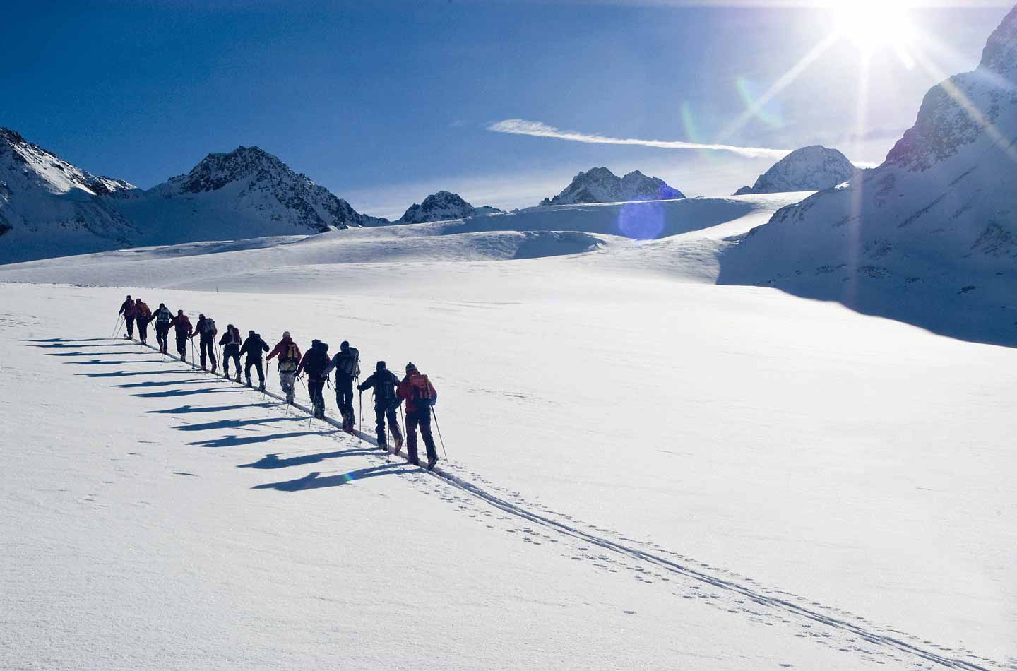 Winteraktivitäten im Schnee: Skitour in der Gruppe