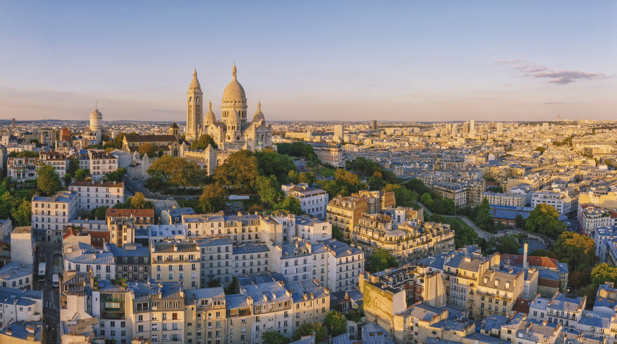 Luftaufnahme des Hügels Montmartre mit der Basilique du Sacre-Coeur in Paris