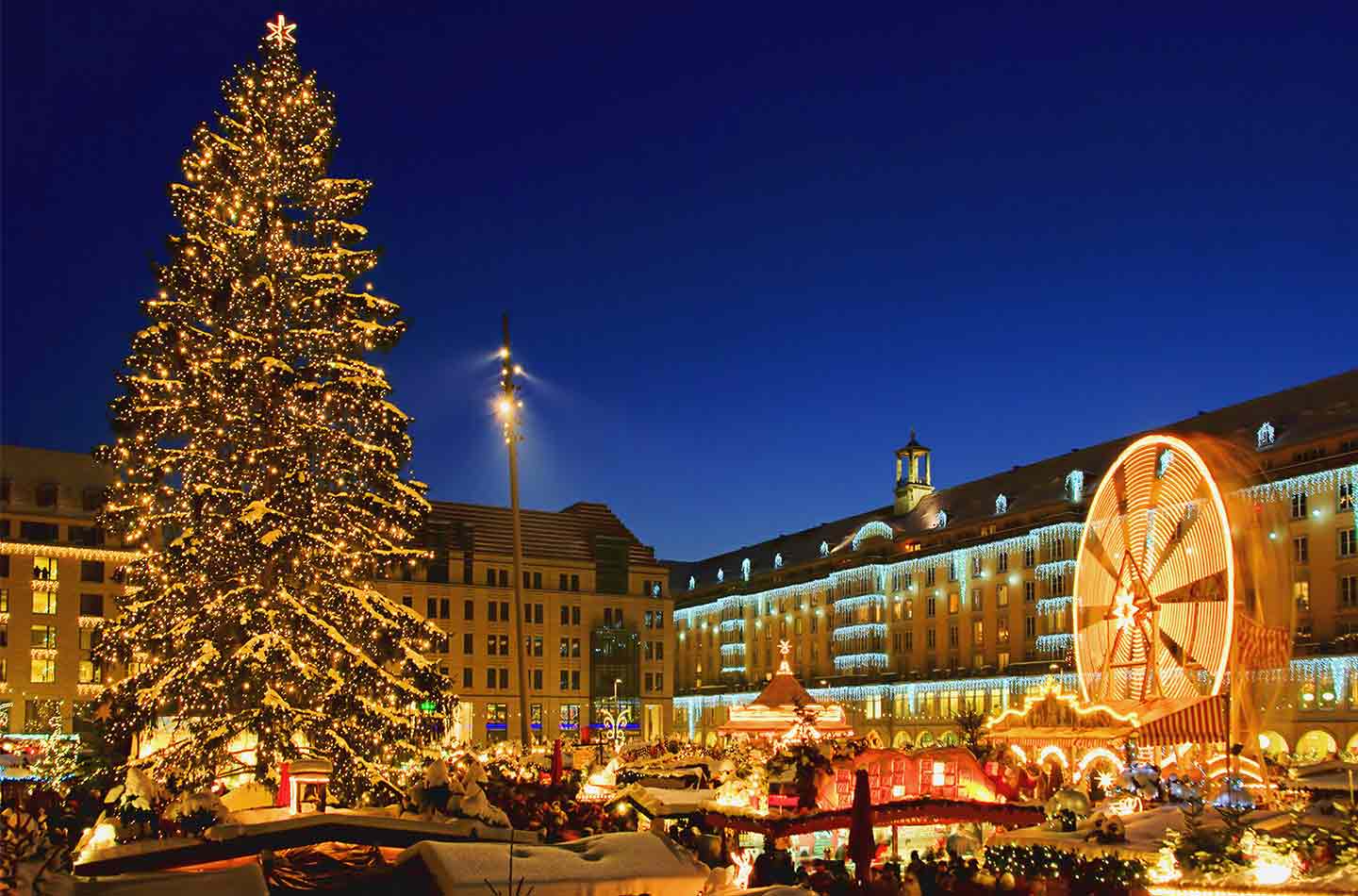 Weihnachtsmarkt Striezelmarkt in Dresden beleuchtet