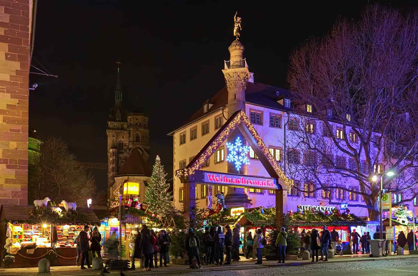 Weihnachtsmarkt Stuttgart nachts Eingang beleuchtet