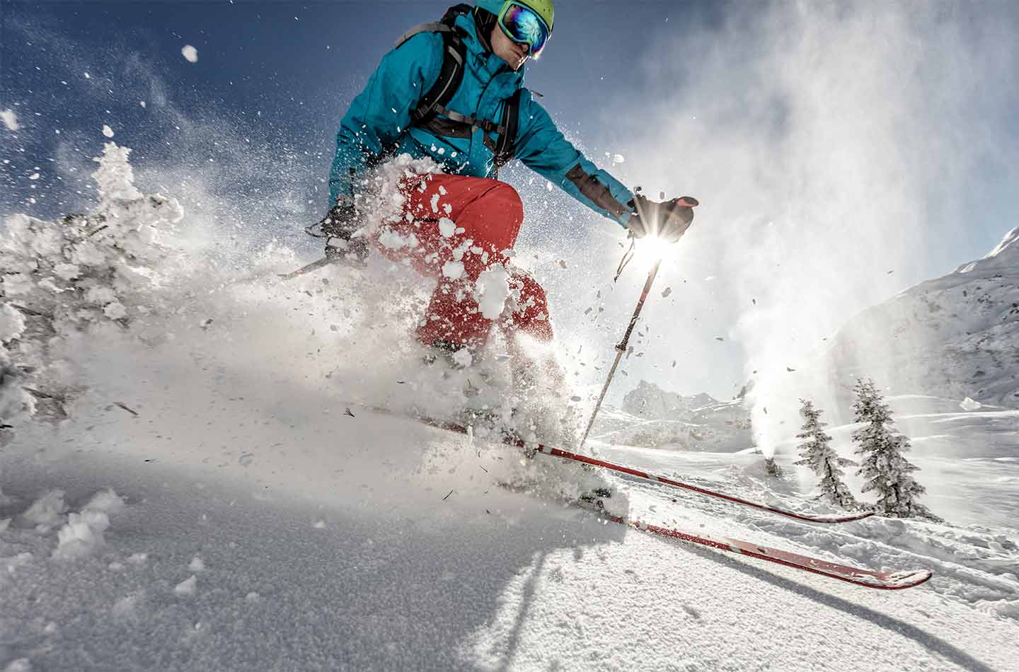 Skifahrer auf schneebedeckter Piste