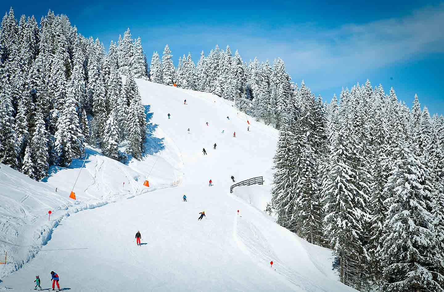 Skifahrer fahren die optimale Skipiste in Kitzbühel hinunter