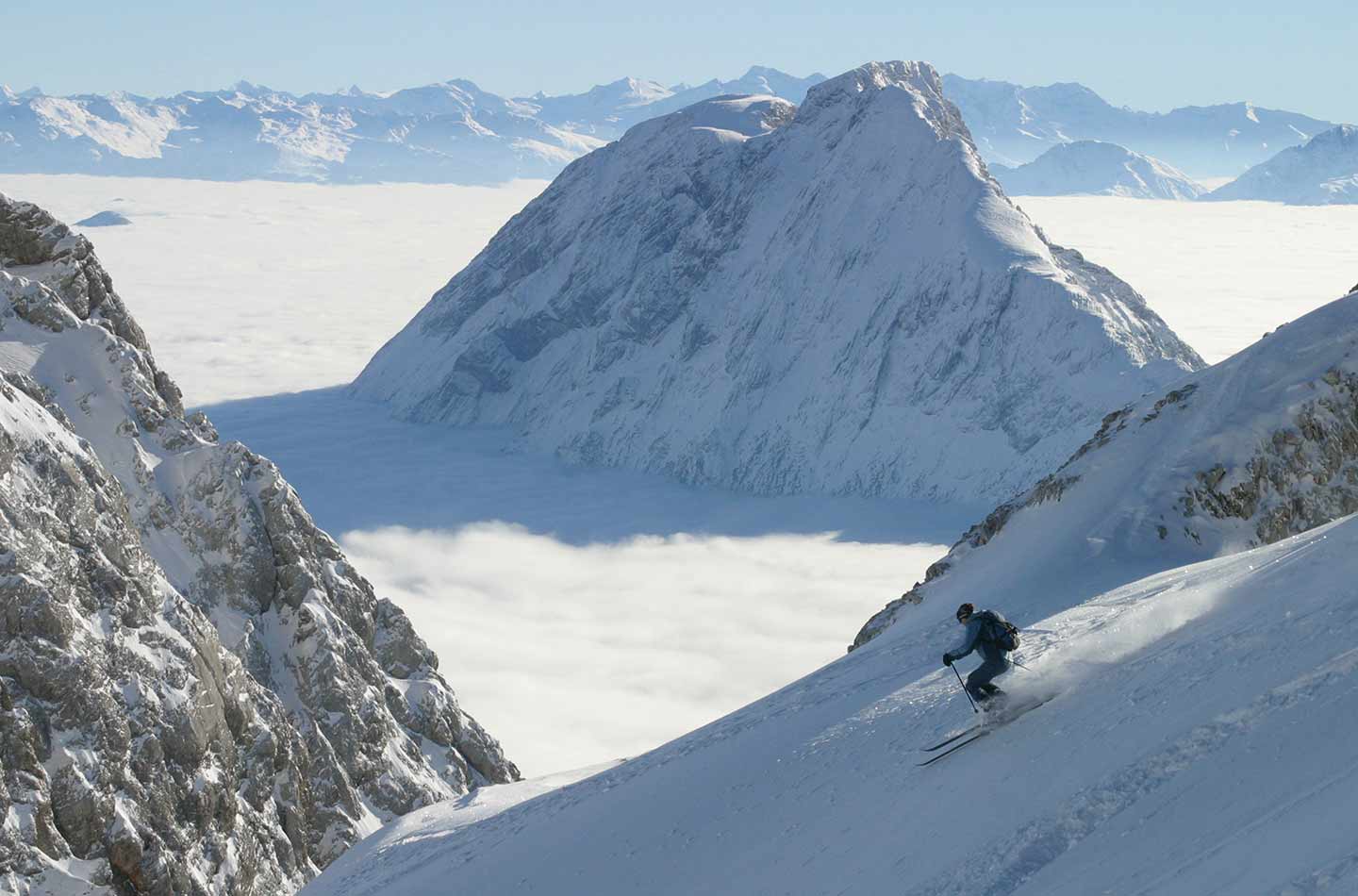 Skifahrer fährt die Piste alleine auf der Zugspitze hinunter