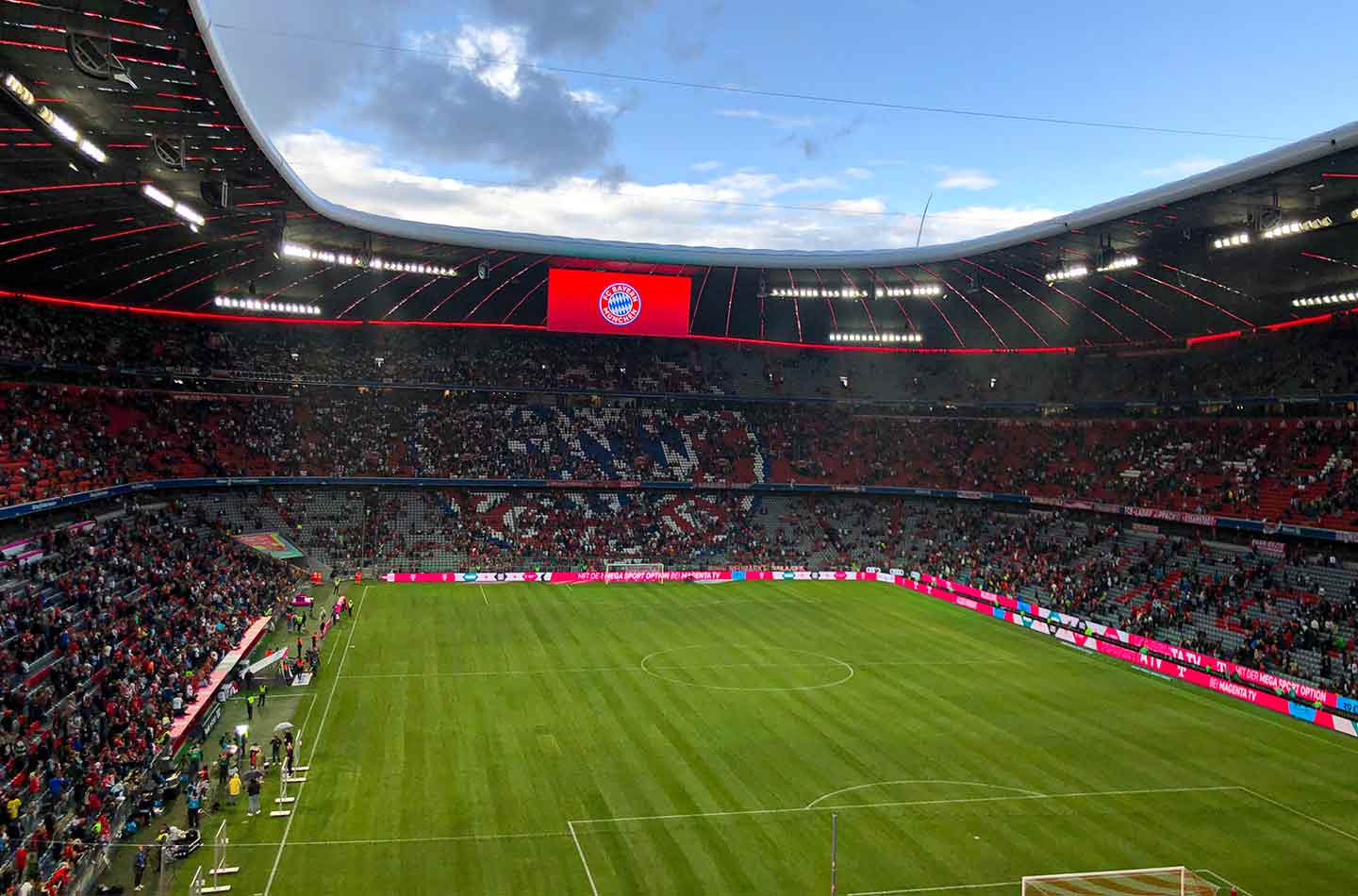 Allianz Arena Innenansicht vor dem Spiel