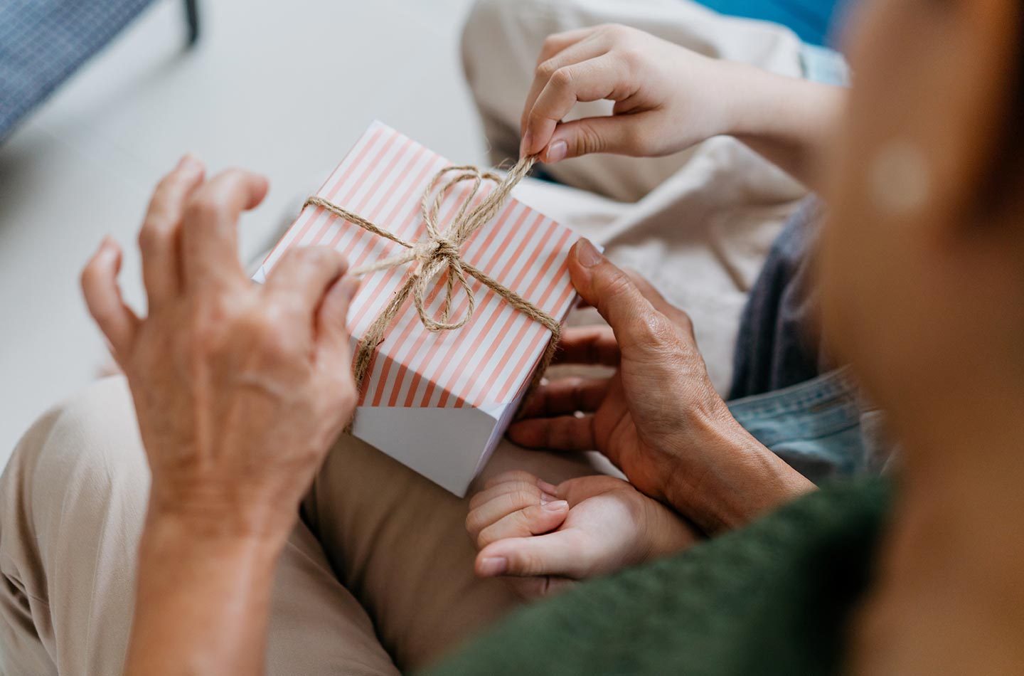 Großmutter und Enkelkind öffnen eine Geschenkbox