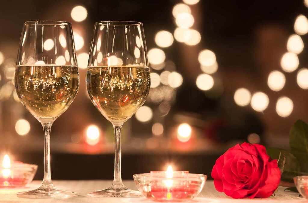 Romantisches Abendessen mit Kerzenlicht und zwei Weingläsern. 