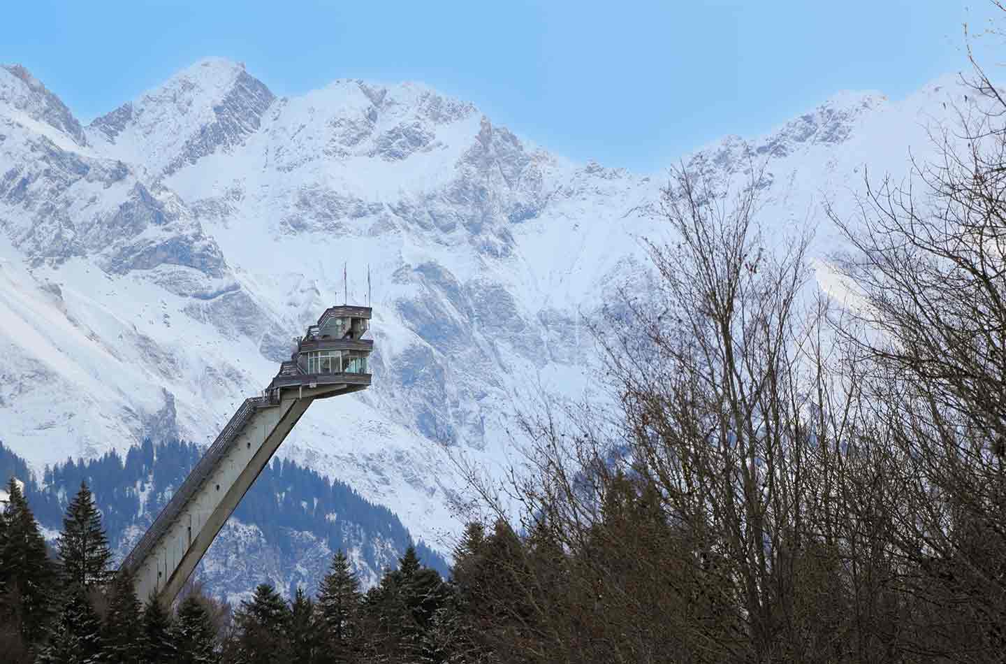 Die Skisprungschanze in Oberstdorf vor einem Bergpanorama