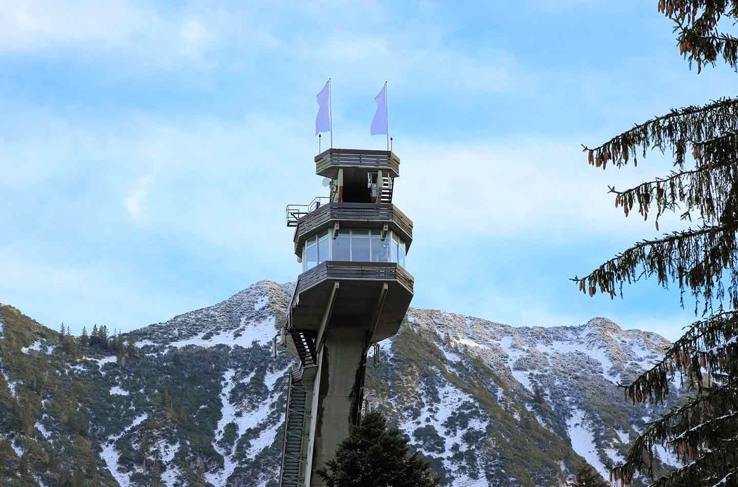 Die Heini-Klopfer-Skisprungschanze in Oberstdorf von hinten, ein Bergpanorama im Hintergrund
