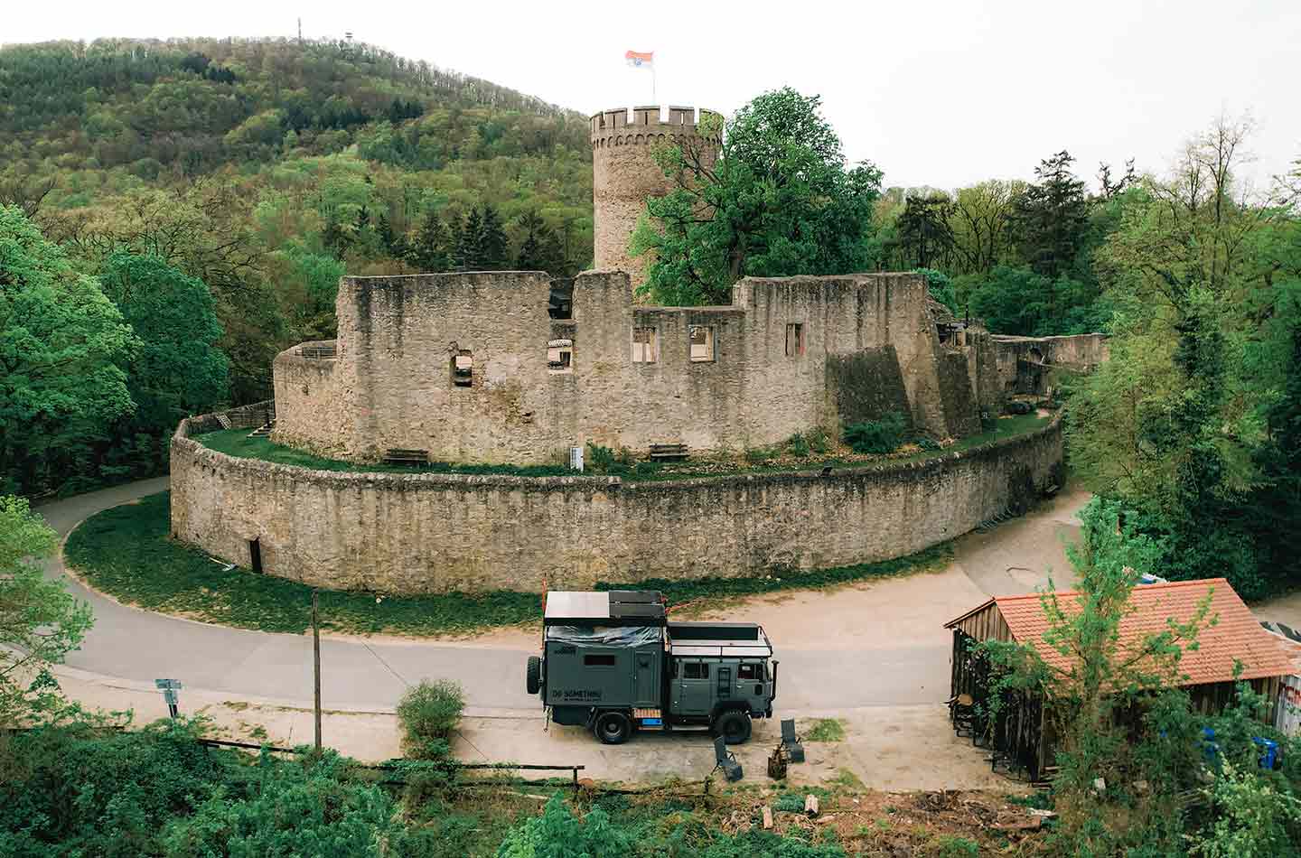 Truck steht auf Straße vor Schloss Alsbach.