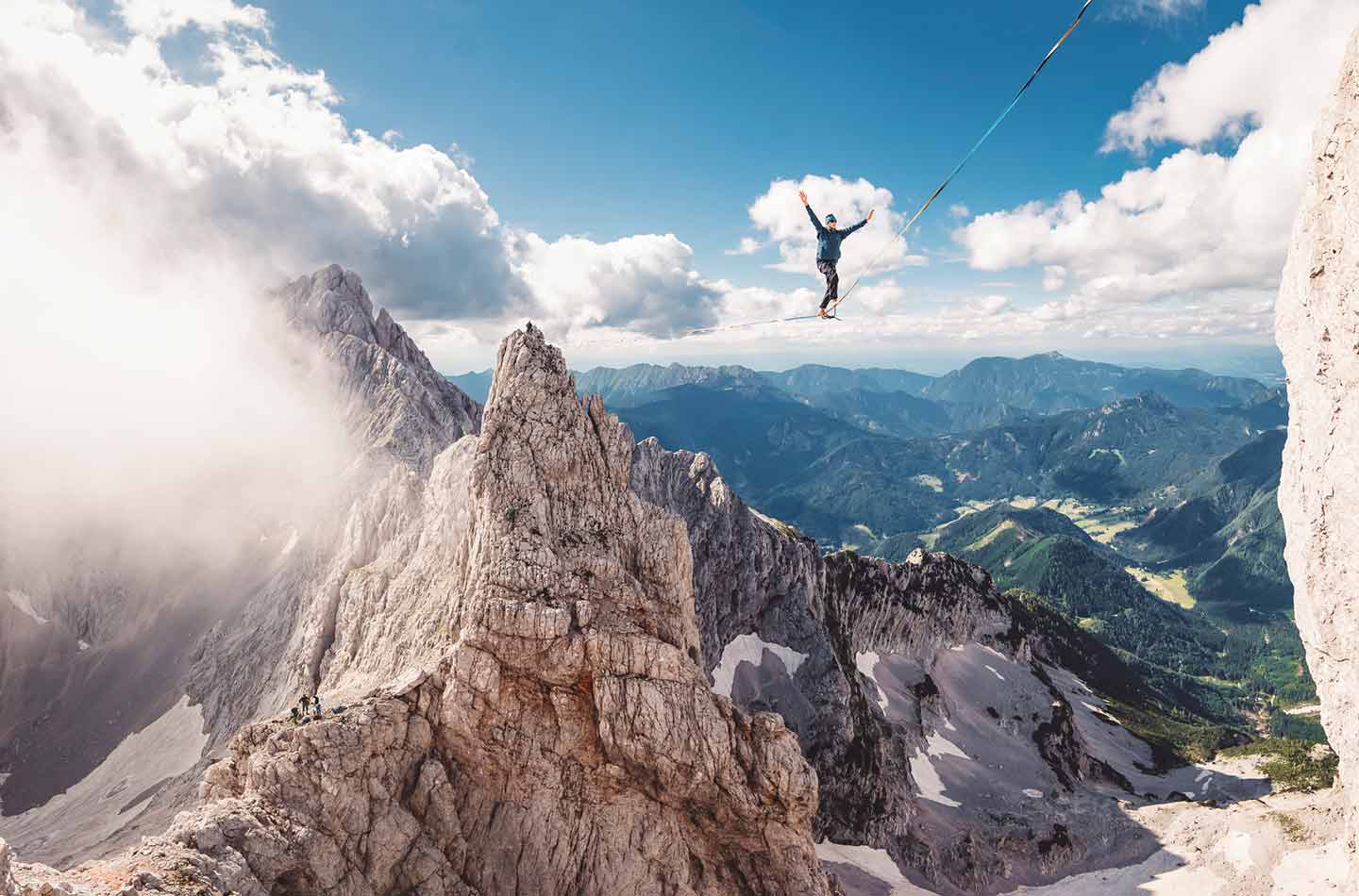 Highliner in den Bergen auf Highline