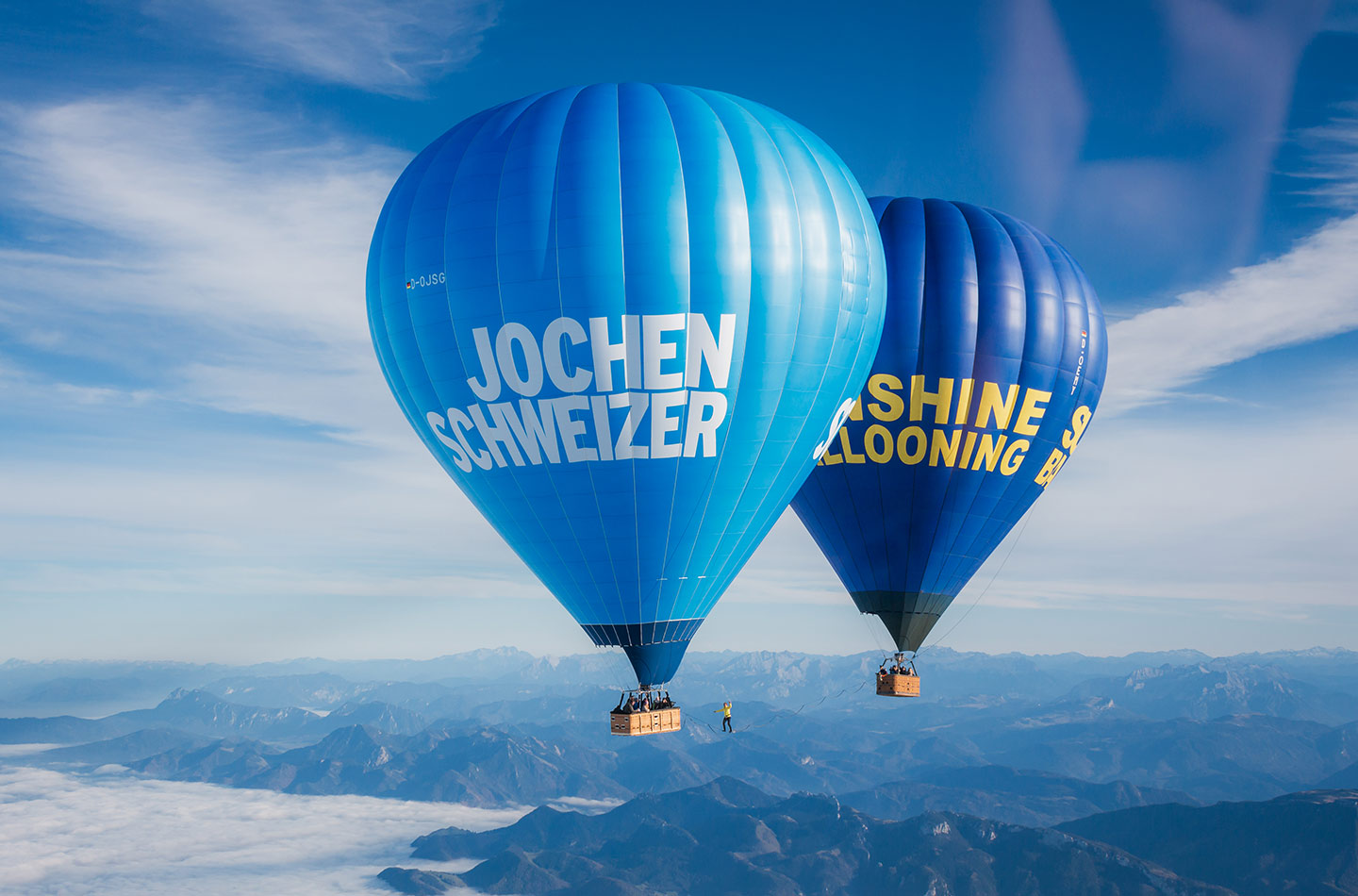 Lukas Irmler balanciert auf Highline zwischen zwei Heißluftballons