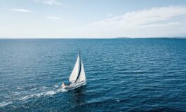 Wie bei der Vendée Globe: Mache selbst eine Fahrt mit dem Segelboot!