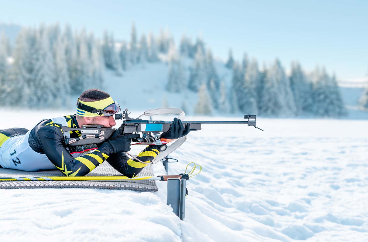 Ein Biathlet setzt zum Schuss an