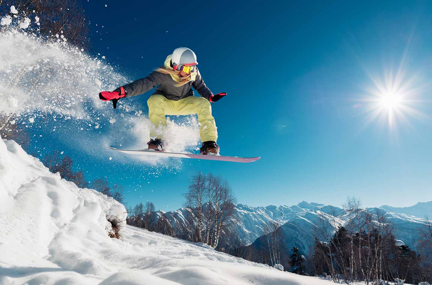 Snowboarderin nach einem Sprung in der Luft