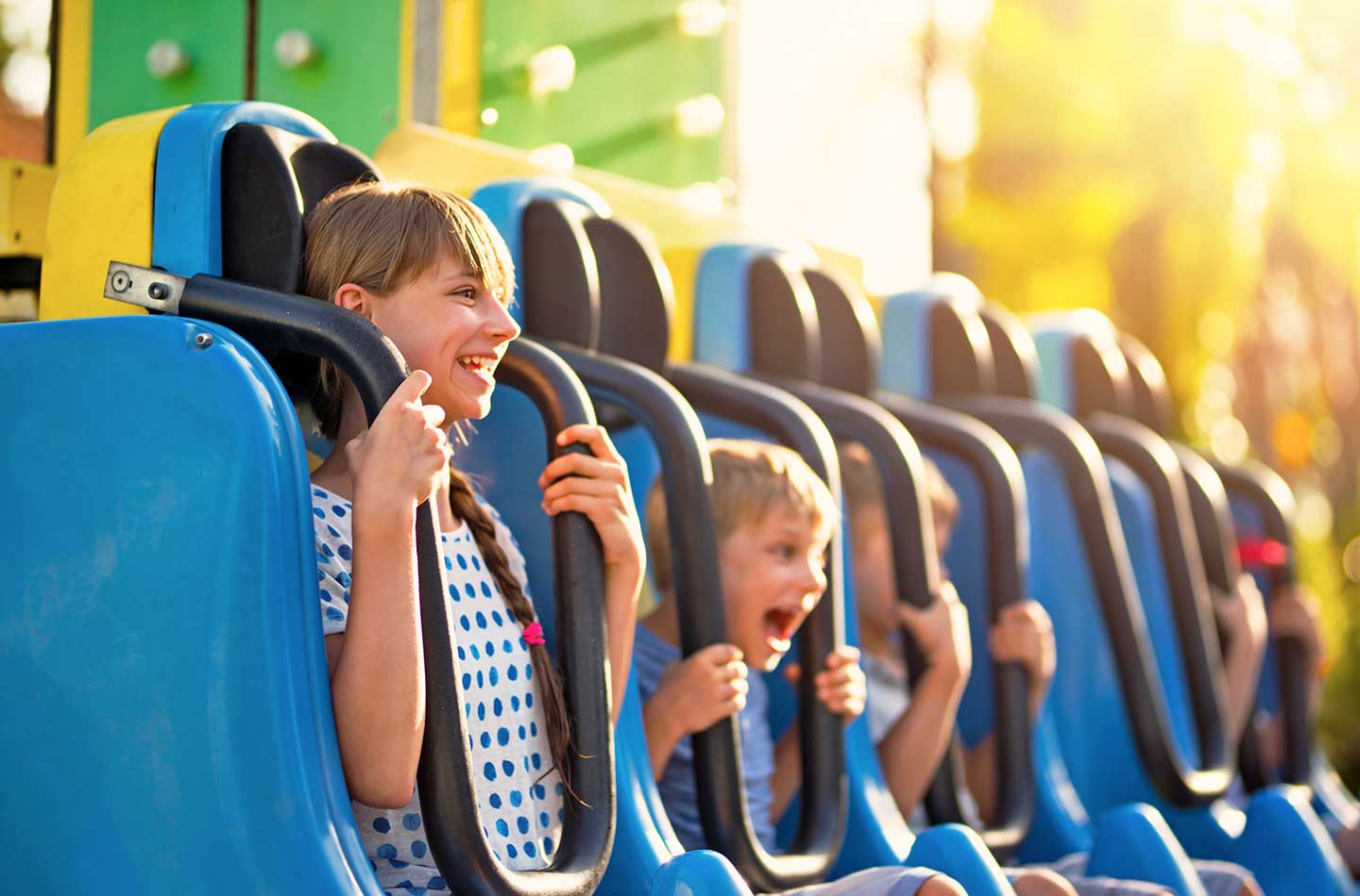 Aufgeregte Kinder im Fahrgeschäft in einem Freizeitpark