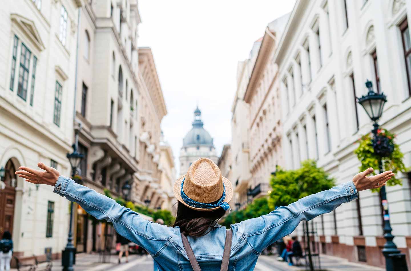 Junge Frau beim Erkunden von Budapest im Frühling