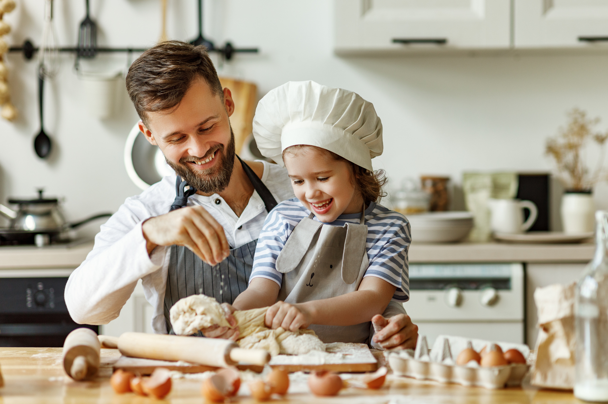 Vater und Tochter beim Backen - die perfekten Geschenke zum Vatertag sind gemeinsame Zeit!