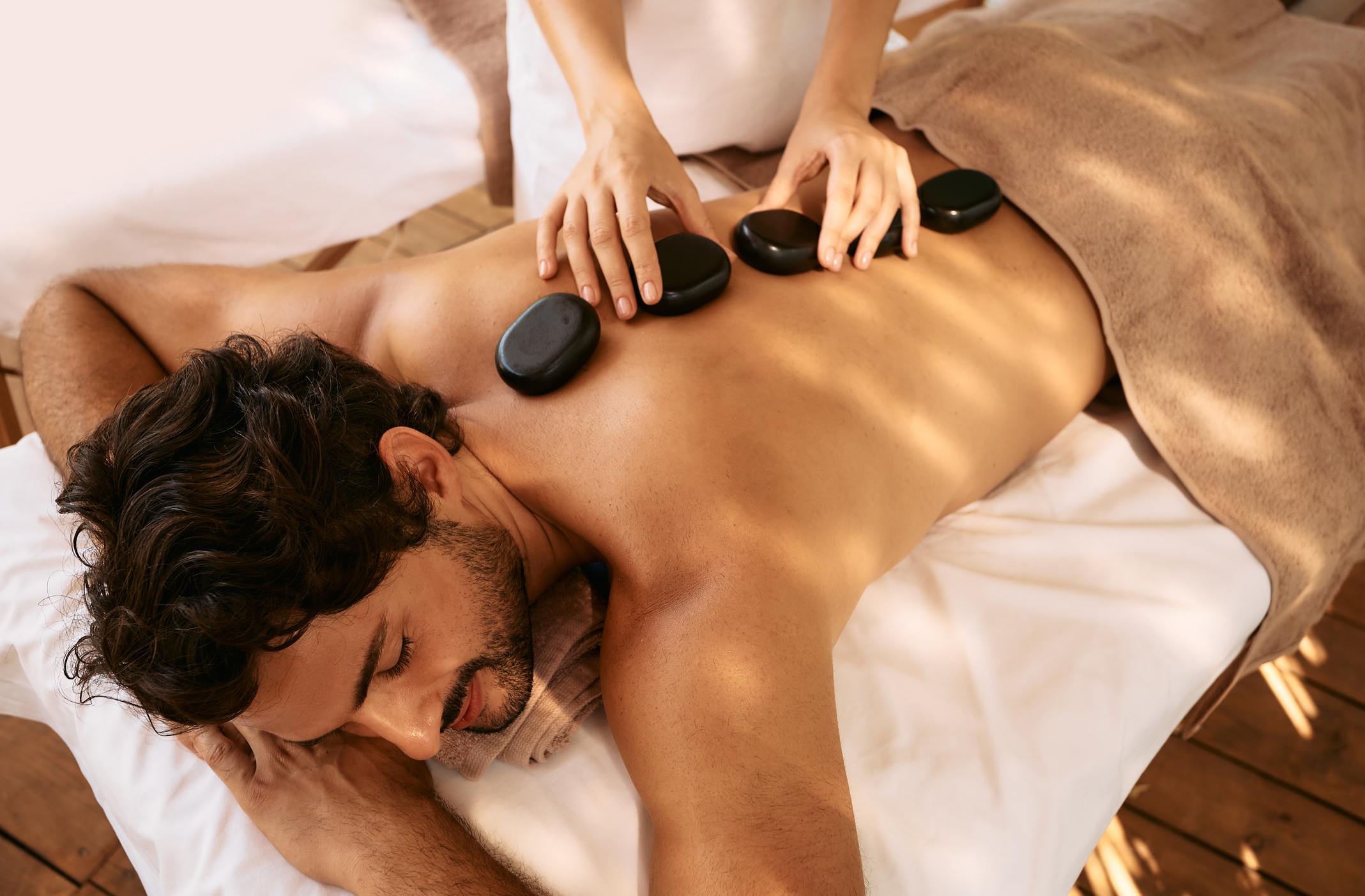 Wellness, Spa-Treatments und Massagen sind die besten Geschenke zum Vatertag für gestresste Eltern!