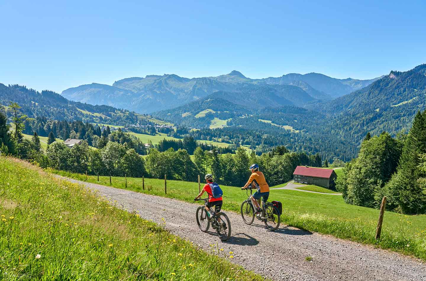 Zwei Fahrradfahrer in den Bergen