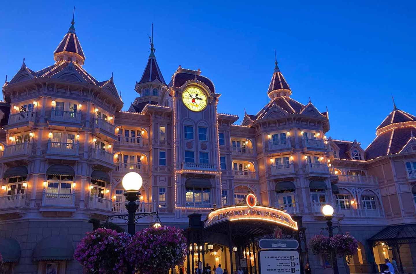 Der Eingang des Disneyland Parks am Abend