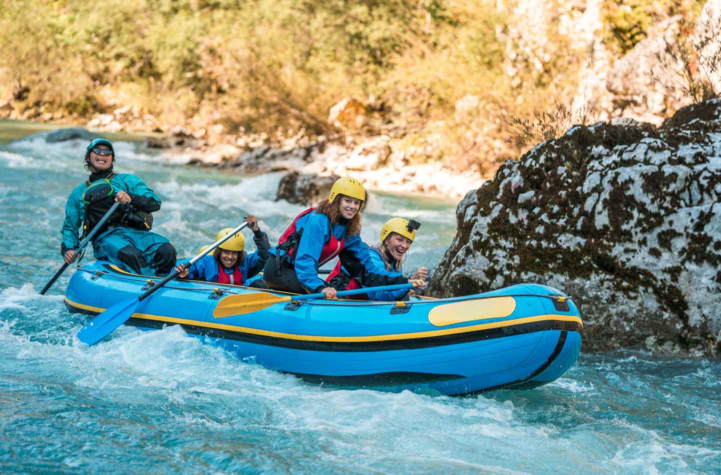Gruppe von Menschen beim Rafting