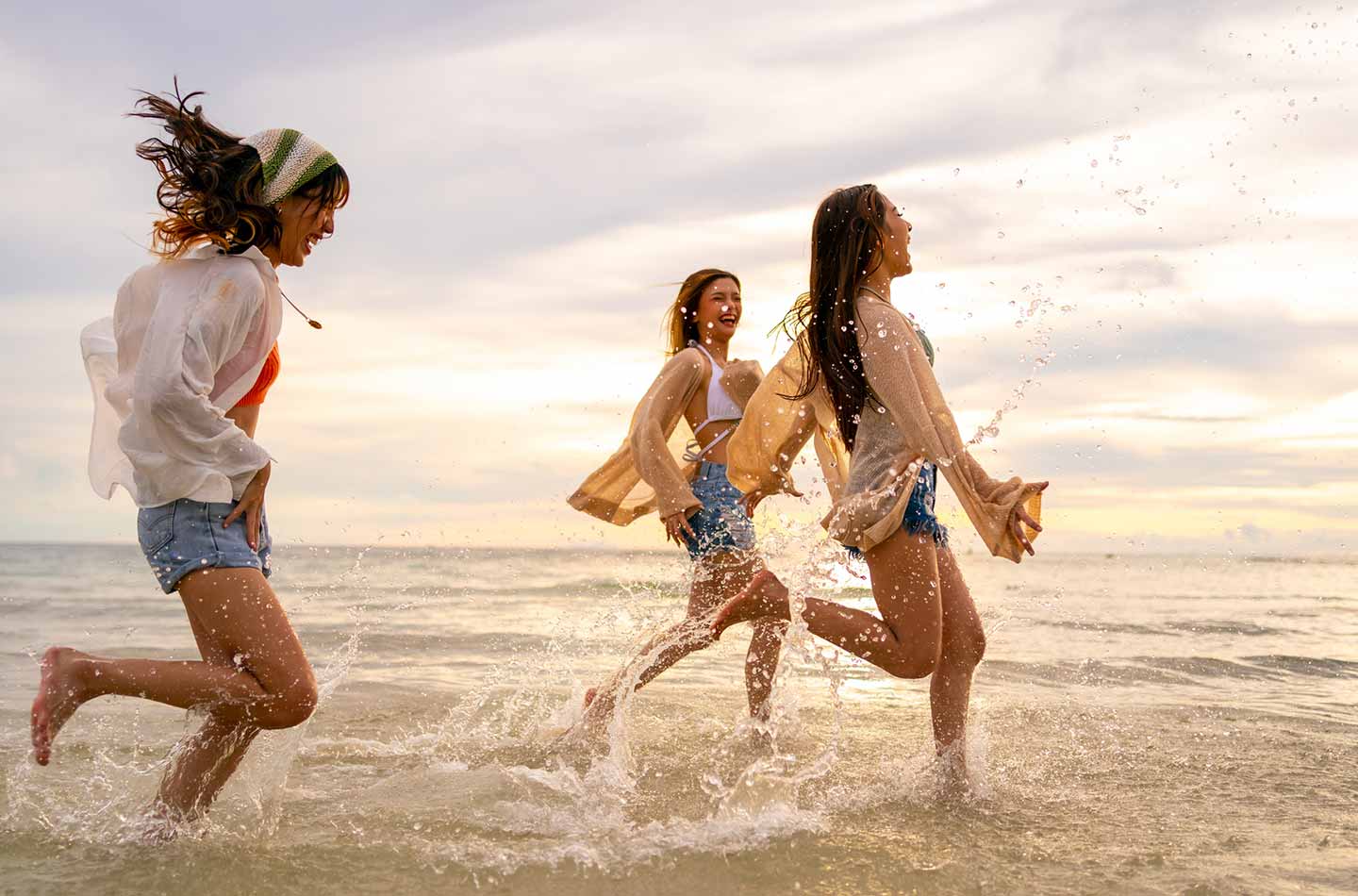 Freundinnen laufen zusammen ins Meer