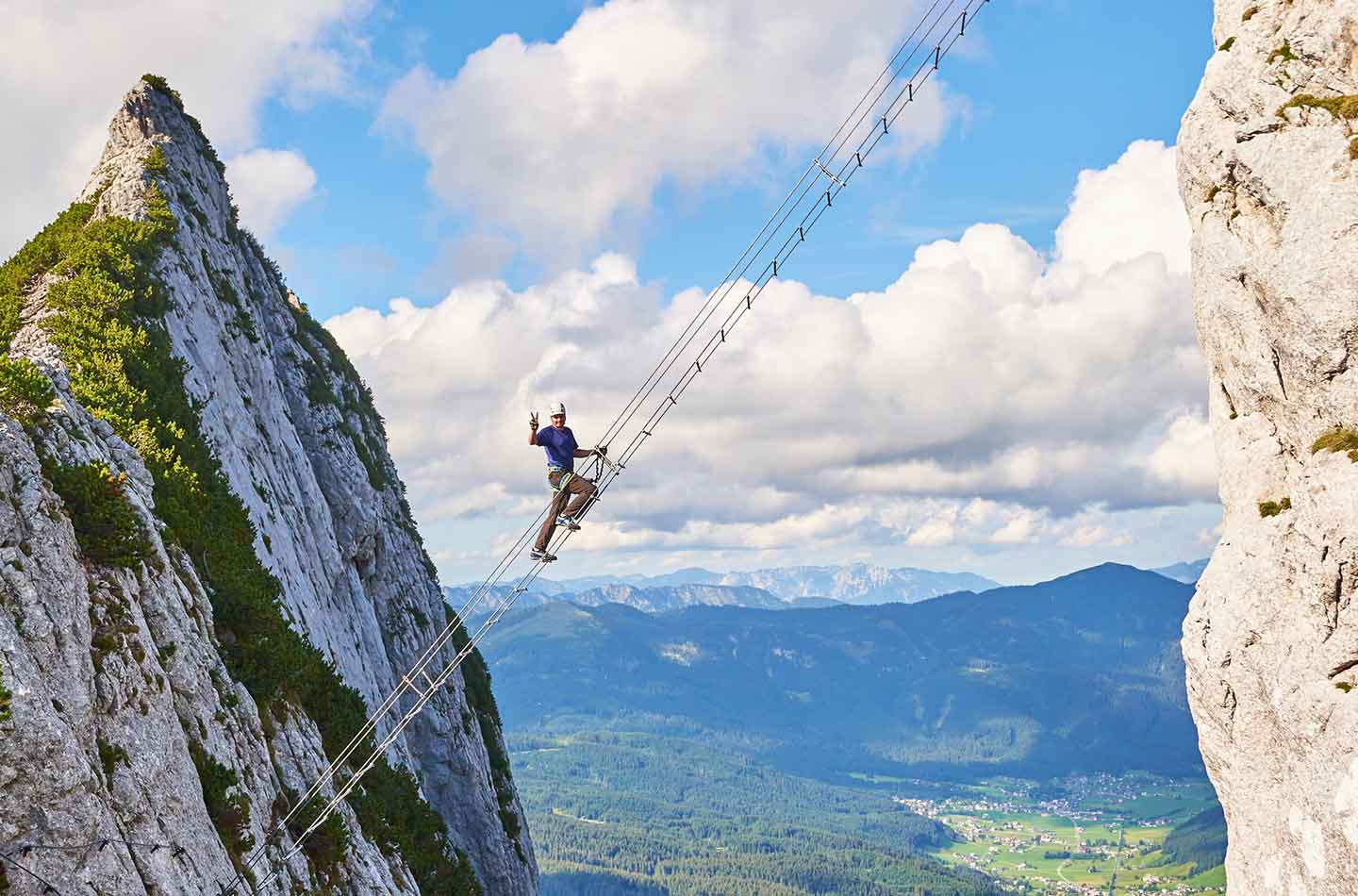 Ein Mann steht auf der Himmelsleiter und guckt in Richtung Kamera.