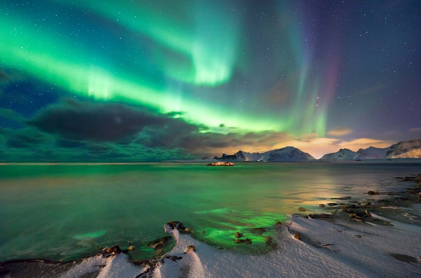 Nordlichter am Nachthimmel von Norwegen