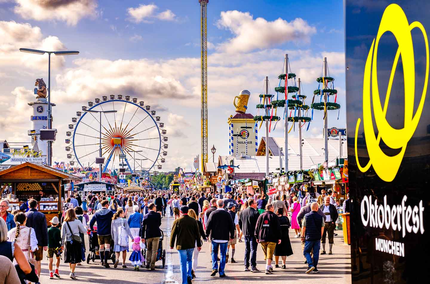 Viele Menschen besuchen das Oktoberfest in München.