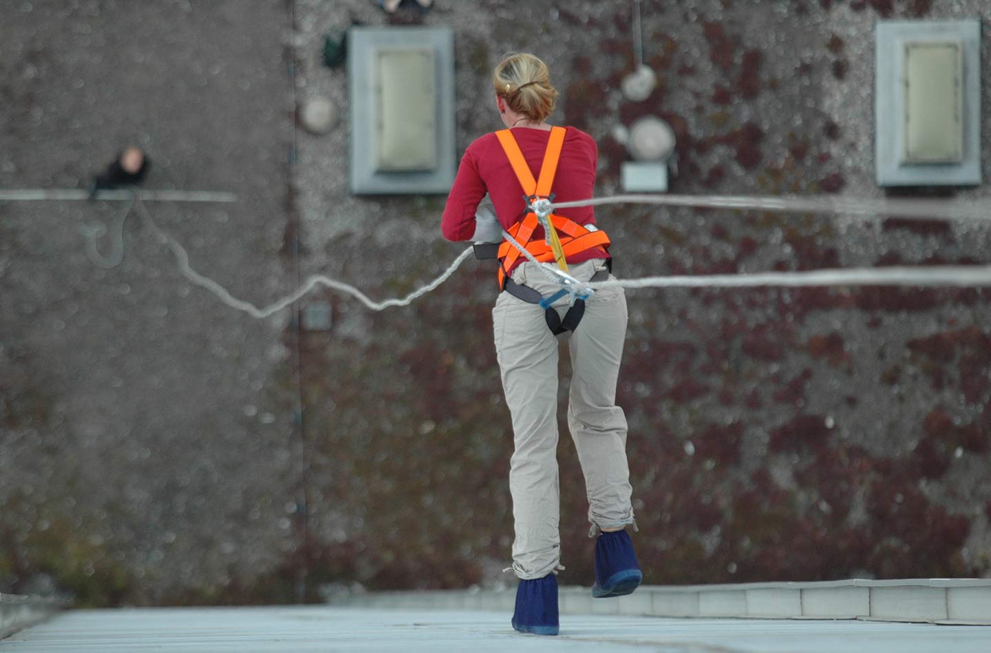 Frau läuft beim House Running dem Boden entgegen.