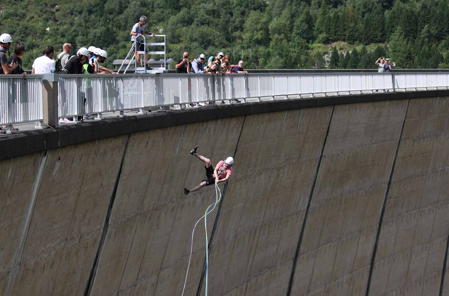 Giant Swing kurz nach dem Absprung an einem Staudamm