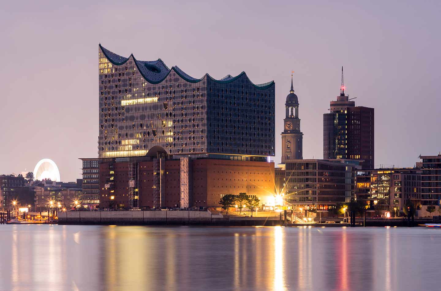 Die Elbphilharmonie in Hamburg bei Sonnenuntergang