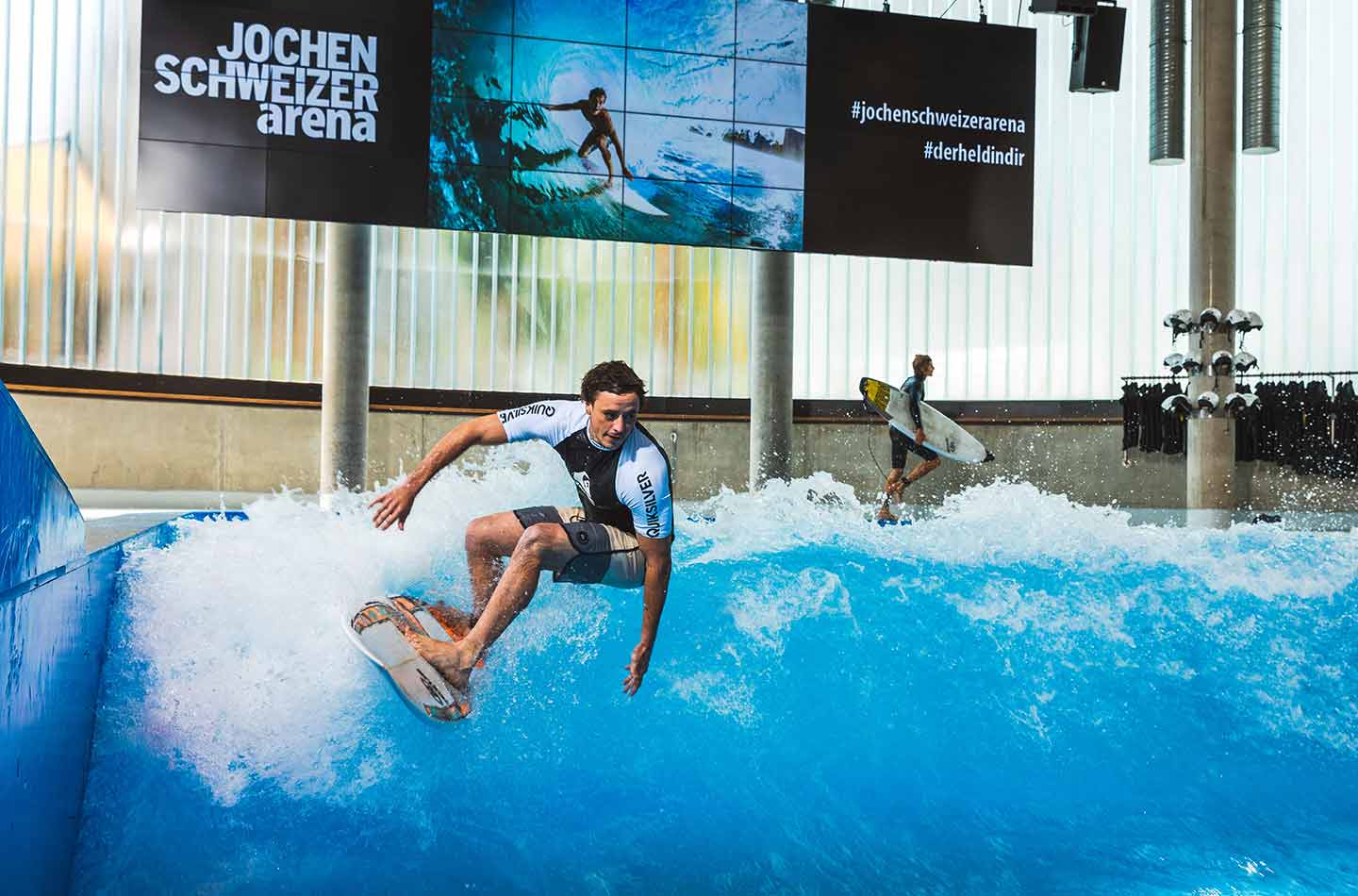 Ein Profi beim Indoor Surfen
