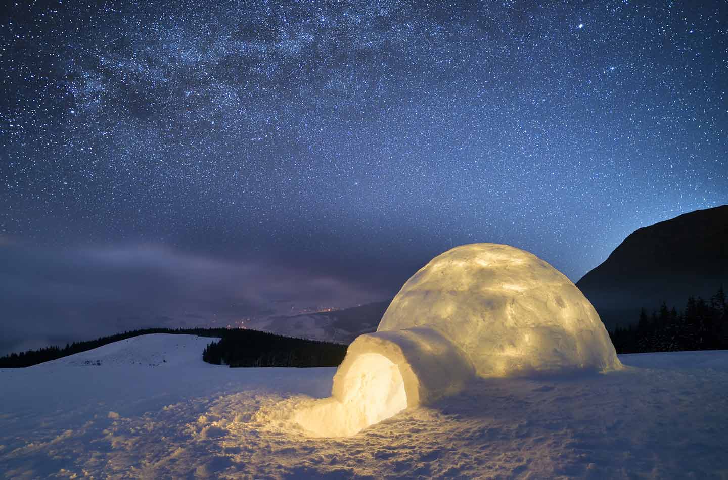 Ein Iglu in einer verschneiten Landschaft