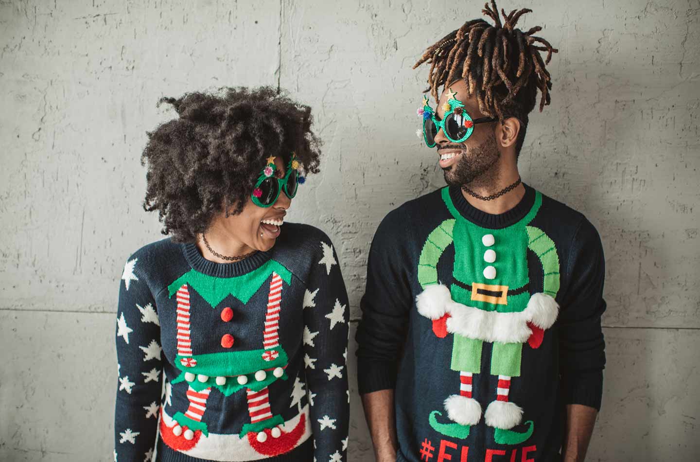 Zwei Personen tragen einen Ugly Sweater.