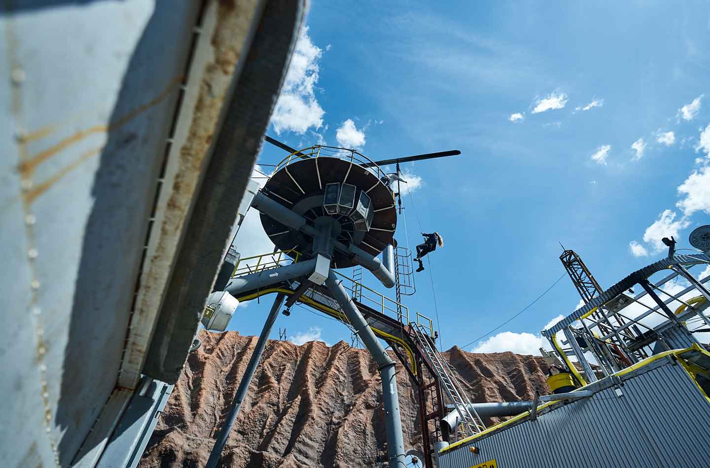Eine Frau seilt sich von einem Turm ab