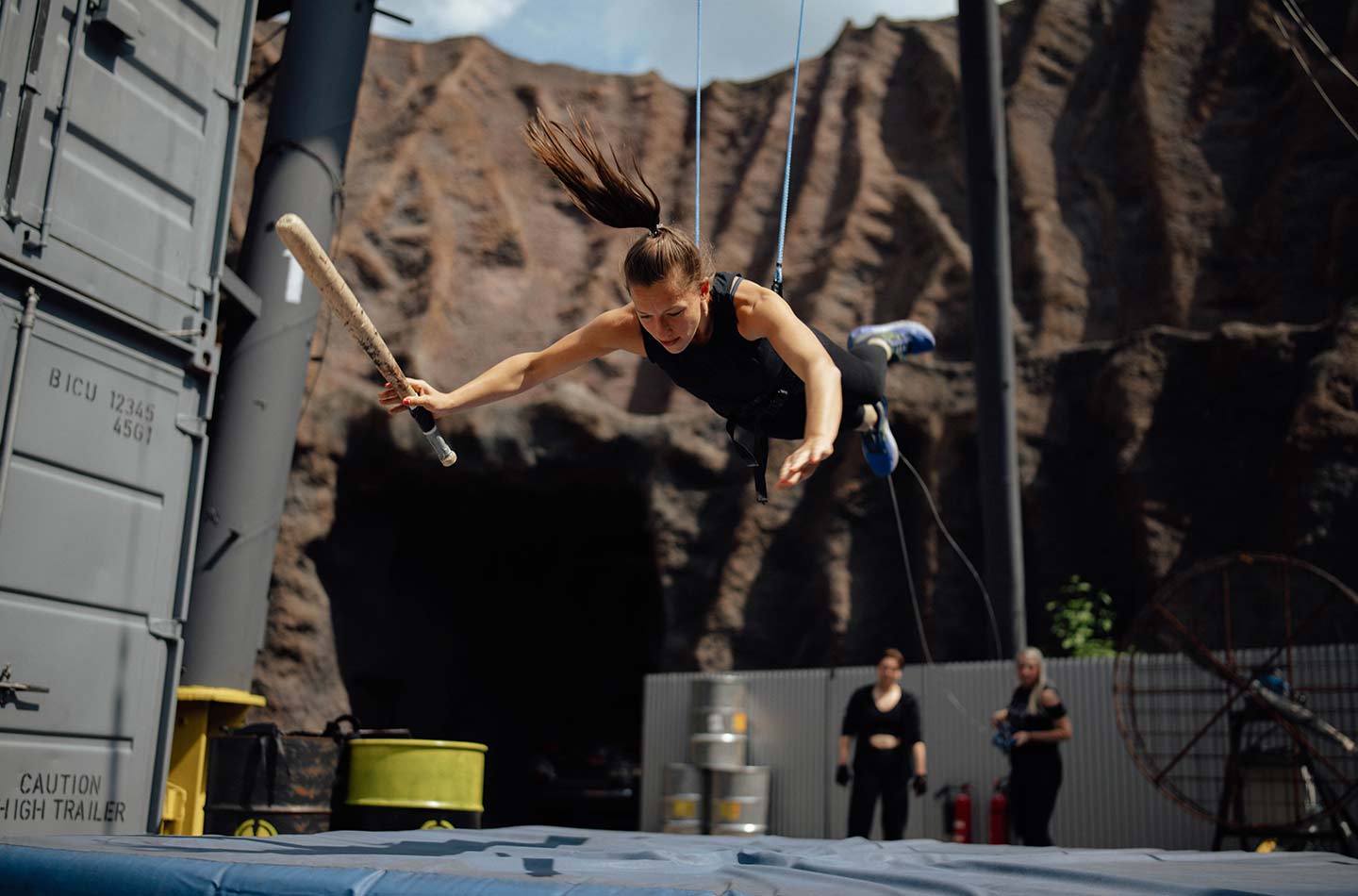 Eine Frau hängt an Seilen bei einem Stunt