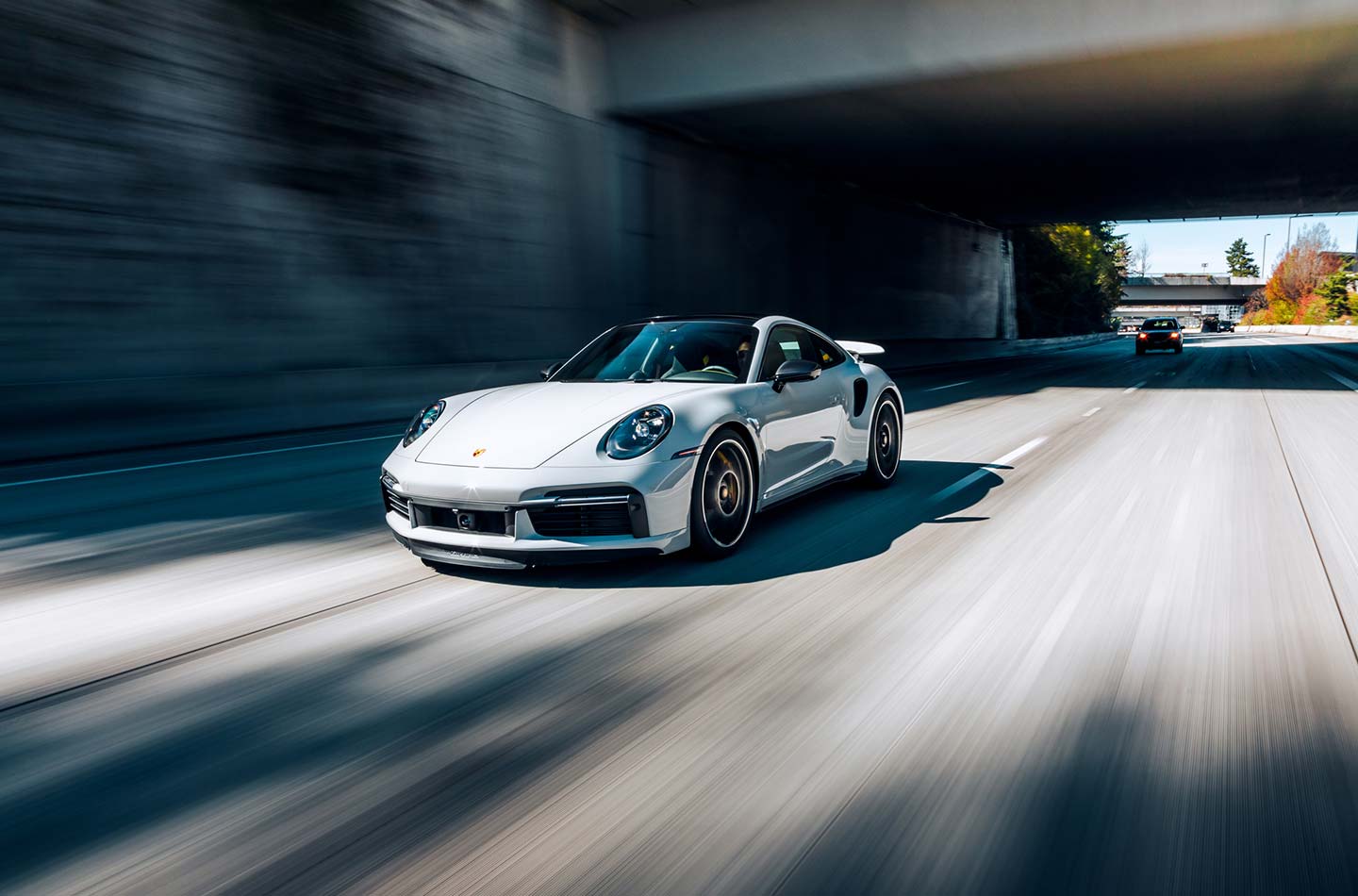 Ein Porsche 911 auf einer Autobahn