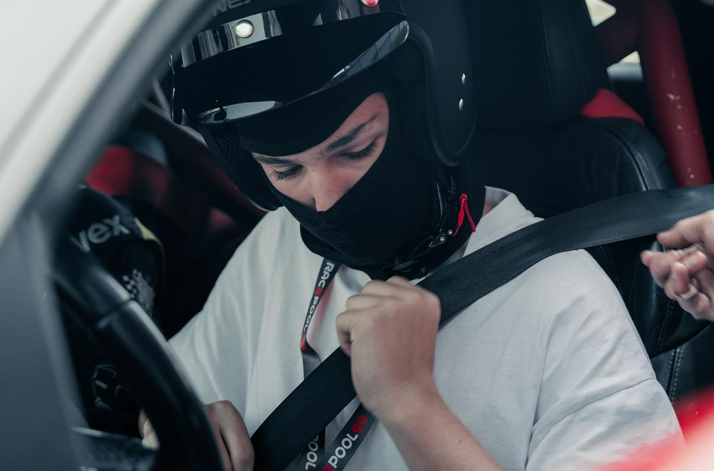Ein Junge am Steuer eines Rennwagens