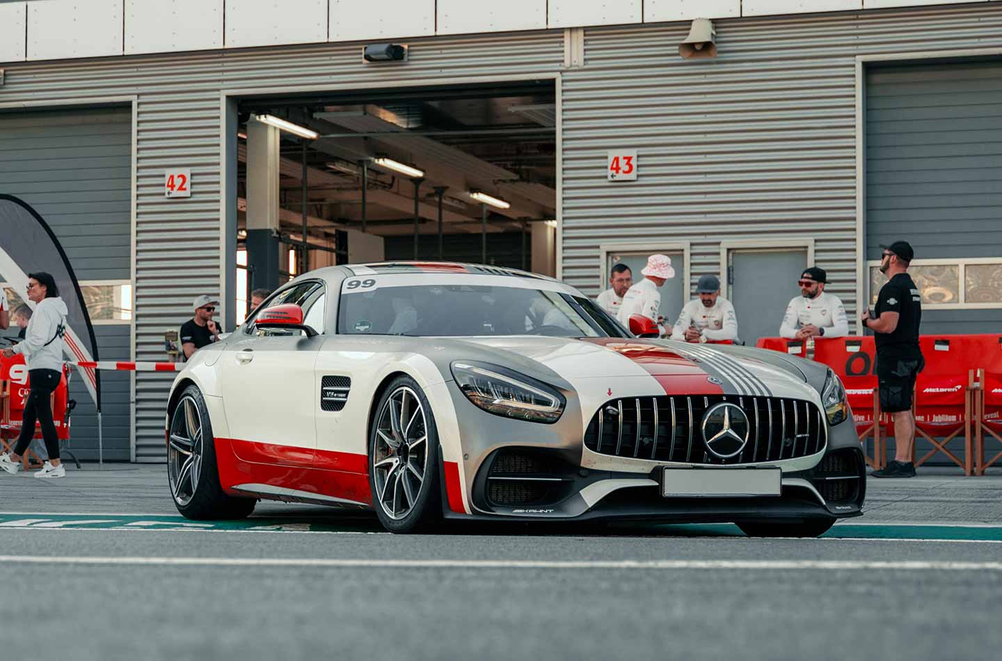 Ein Mercedes AMG auf einer Rennstrecke