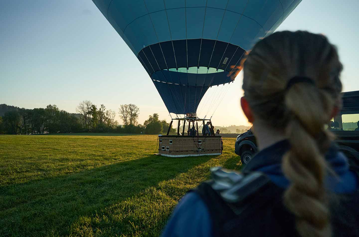 heissluftballon blick auf den ballon auf dem boden