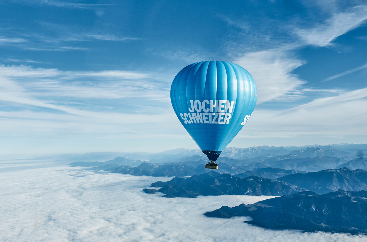 Der Jochen Schweizer Heißluftballon ist in der Luft über den Alpen