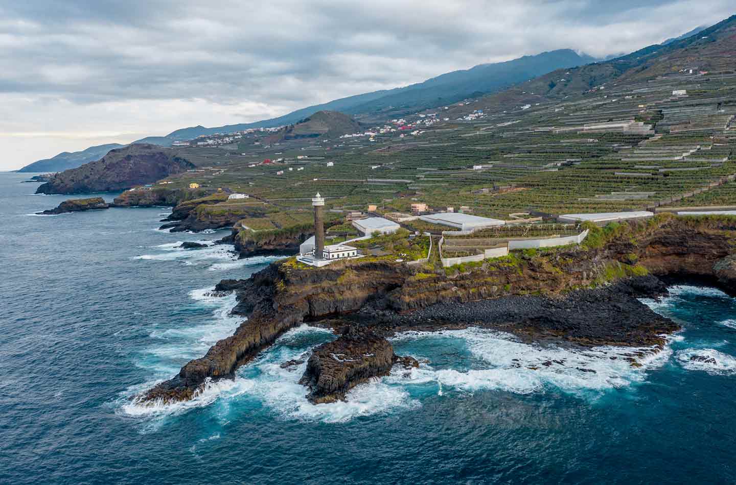 Ein Leuchtturm auf La Palma an der Steilküste